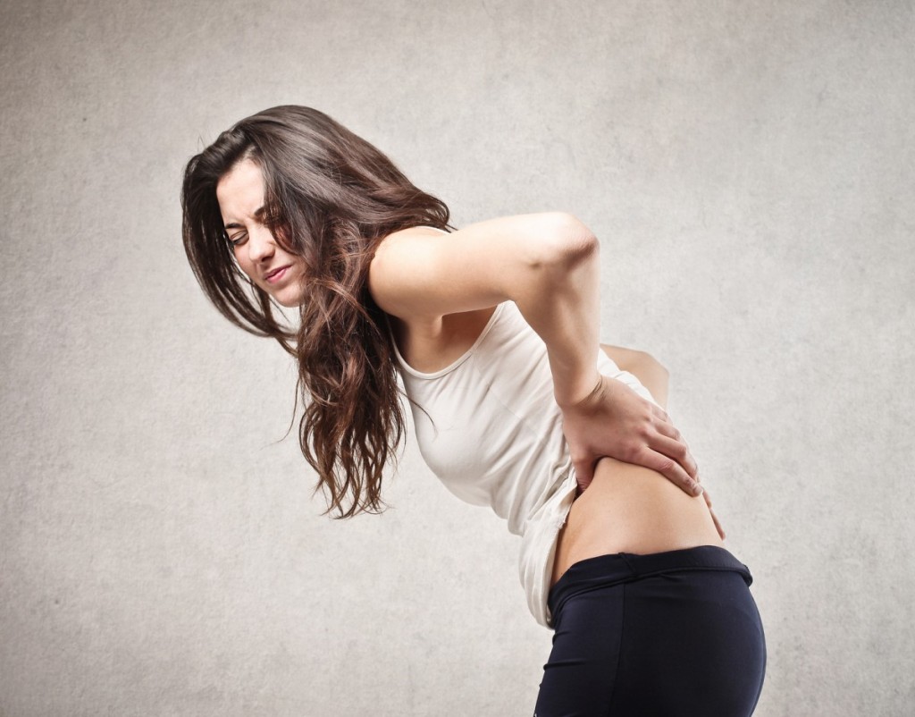 אישה עם כאב גב